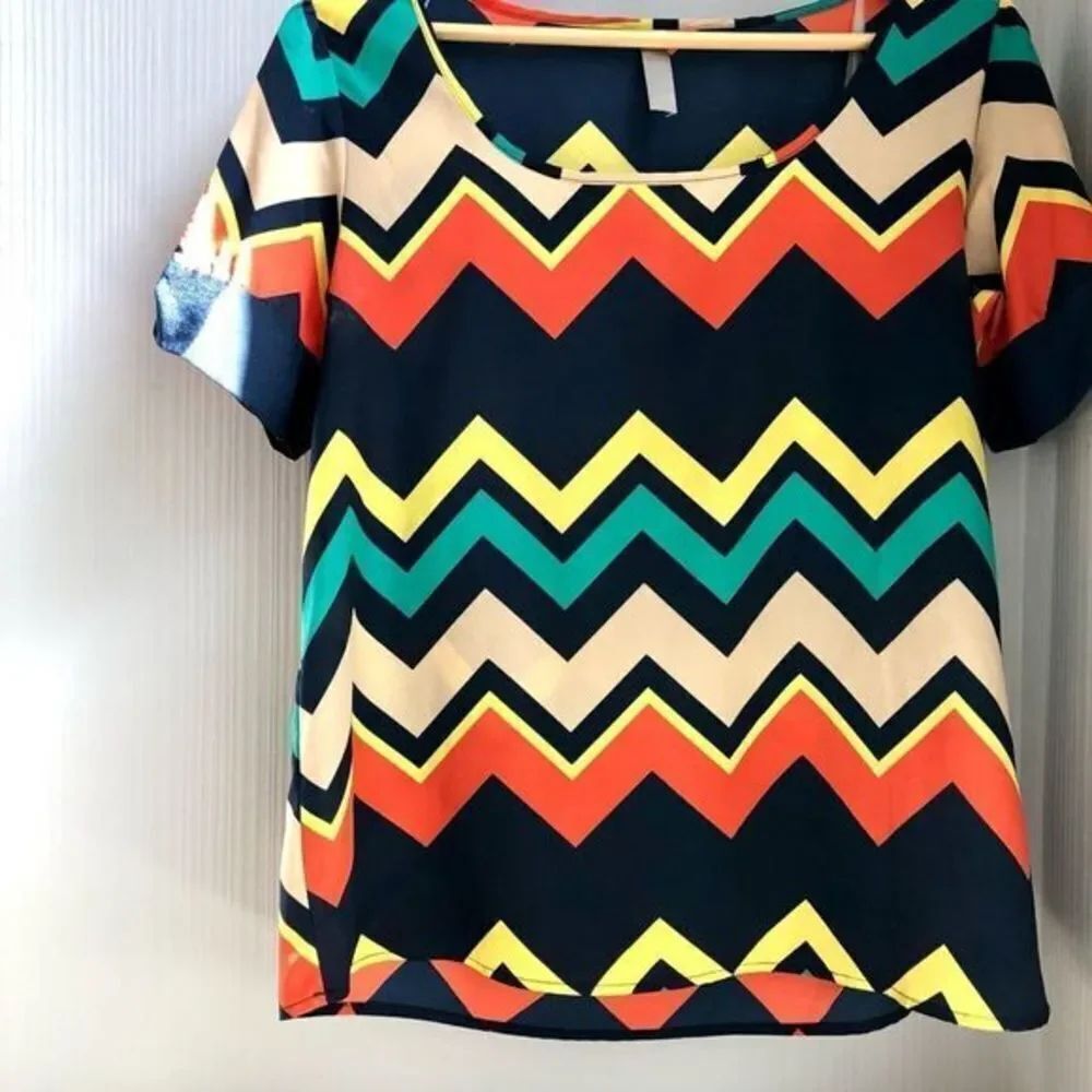 Francessca’s silky colorful navy chevron blouse size‎ S
